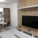 Apt 2 quartos, próximo à praia e ao Shopping